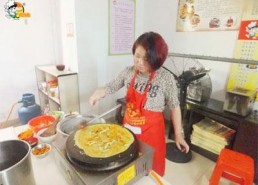 娱乐吃瓜酱摆摊,娱乐吃瓜酱的美食传奇