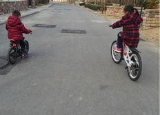 娱乐吃瓜酱骑车摔倒,健康安全不容忽视